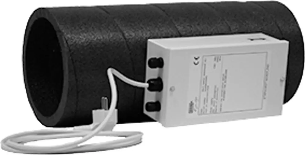 Heizregister mit schwarzem Gehäuse und einem weißen Steuergerät. Angeschlossen mit einem Kabelstecker. Produkt ist für die Marke Wolf konzipiert.
